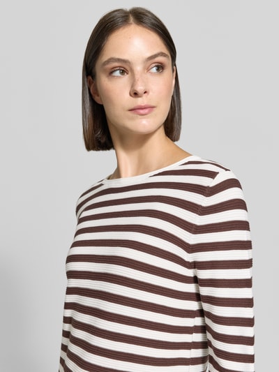 Frauenmodel trägt Regular Fit Pullover aus reiner Baumwolle von Tom Tailor, braun-weiß gestreift, fein gerippte Textur, Nahaufnahme Oberkörper. Damen Pullover von Tom Tailor.