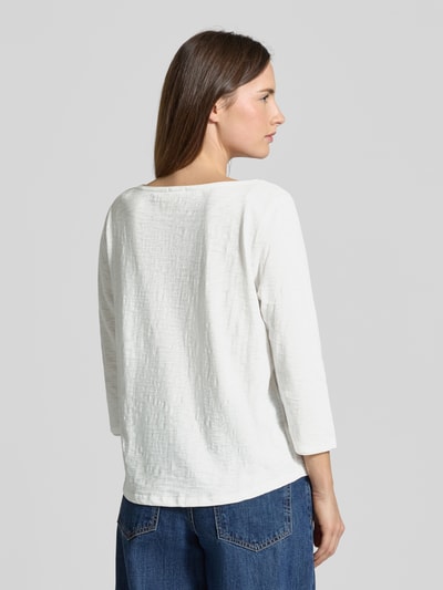 Frauenmodel trägt Regular Fit 3/4-Shirt aus reiner Baumwolle von s.Oliver RED LABEL in Weiß, unifarben, strukturierte Jersey-Oberfläche, Ganzkörperansicht Rückansicht.