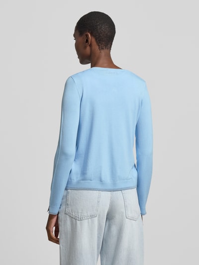 Frauenmodel trägt Slim Fit Cardigan aus Viskose-Mix in Strick-Optik von Liu Jo White in Hellblau mit Rundhalsausschnitt, elastische Abschlüsse, durchgehende Knopfleiste, Rückenlänge 44 cm, Ärmellänge 60 cm, Ganzkörperansicht Rückansicht.