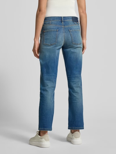 Vrouwenmodel draagt Jeans in verkorte pasvorm model 'PEARLIE' van Cambio, rechte snit, 5-pocket, katoenmix, stretch, achteraanzicht volledige lengte.