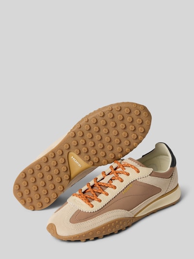 Produktfoto, sneakersy z mieszanki skóry z detalem z logo Model 'Bridge' od HOFF, zaokrąglony krój, profilowana podeszwa, kolor beżowo-brązowy, Wysokość obcasa w rozmiarze 40: 2 cm, Wysokość cholewki w rozmiarze 40: 8 cm, Szerokość w rozmiarze 40: 8 cm