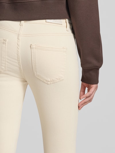 Vrouwenmodel draagt Skinny Fit Jeans uit katoenmix model 'BLUSH' van Only, uni kleur, 5-pocket, label patch, mid waist, enkel-lengte, detailopname rugaanzicht