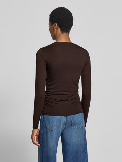 Frauenmodel trägt braunes Slim Fit Langarmshirt aus Lyocell-Mix Modell 'AVA' von VERO MODA, glatte Textur, Ganzkörperansicht Rückansicht.