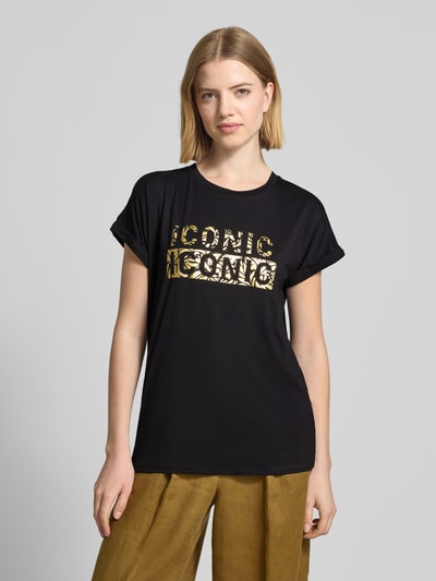 Frauenmodel trägt T-Shirt mit Rundhalsausschnitt und Print Modell 'MARICA' von Soyaconcept, Schwarz, goldener Print, Relaxed Fit, Lyocell-Elasthan-Mix, Ganzkörperansicht von vorne