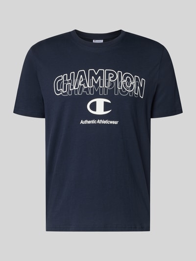 Produktfoto, T-Shirt mit Label-Print und Rundhalsausschnitt von CHAMPION aus Reine Baumwolle in Dunkelblau, Regular-Fit, Rückenlänge 68 cm bei Größe M.