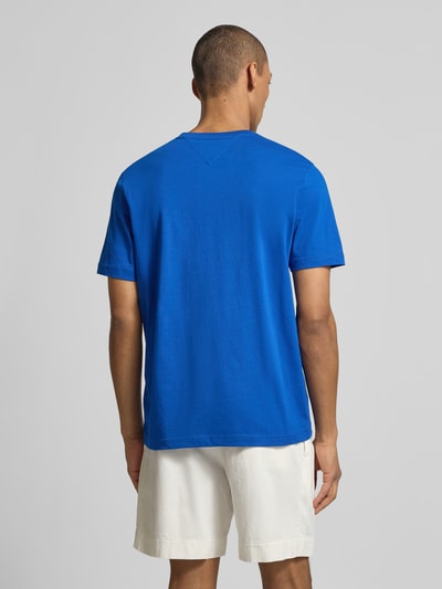 Männermodel trägt Regular Fit T-Shirt aus reiner Baumwolle Modell 'BRAND LOVE TEXT' von Tommy Hilfiger in Blau, Ganzkörperansicht Rückansicht.