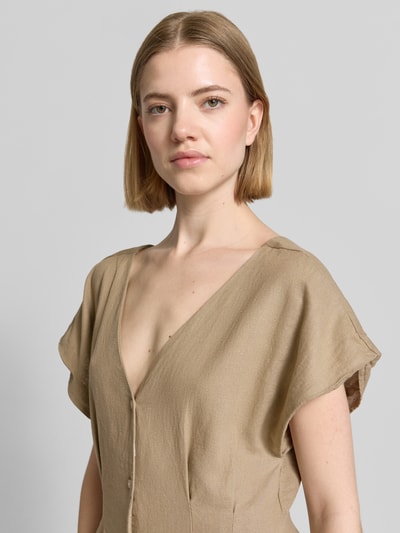 Frauenmodel trägt Midikleid aus Leinen-Viskose-Mix mit V-Ausschnitt von ICHI, taillierter Schnitt, Allover-Look, Knopfleiste, Nahaufnahme Oberkörper. Rückenlänge bei Größe 36: 105 cm, Brustweite: 40 cm, Ärmellänge: 11 cm.