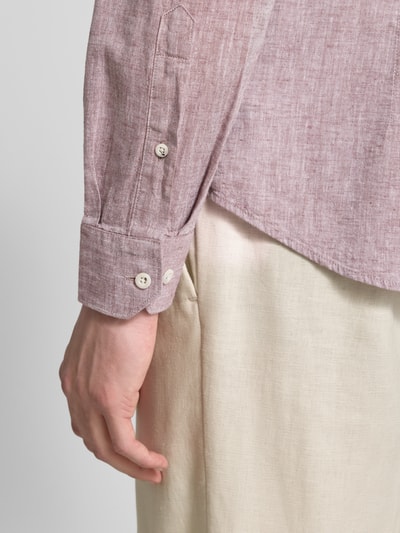 Männermodel trägt Slim Fit Freizeithemd mit Leinen-Anteil von Roy Robson, Baumwoll-Mix, Knopfleiste, Nahaufnahme Unterarm