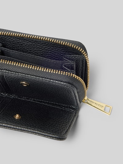 Produktfoto, Portemonnaie aus Rindsleder-Mix Modell 'Sleek Petite' von Hey Marly, schwarze genarbte Textur, goldfarbener Reißverschluss, Label-Applikation und Druckknopfverschluss.
