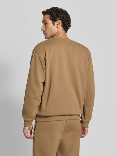 Männermodel trägt Regular Fit Sweatshirt aus Baumwoll-Mix von Lacoste in Braun, glatte Textur, Herren Sweatshirt, Ganzkörperansicht Rückansicht