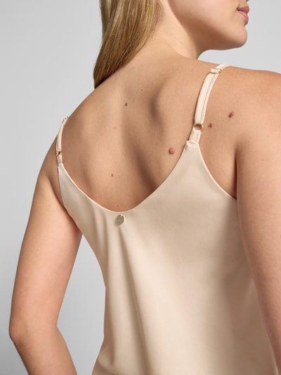 Frauenmodel trägt Top mit V-Ausschnitt und Spaghettiträgern von Rinascimento in Satin, loose Fit, beige, Rückenlänge 39 cm, Nahaufnahme Rückansicht.