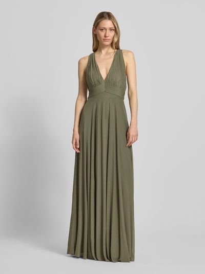 Modelka nosi Maxikleid mit V-Ausschnitt und Taillenband von Jake*s Cocktail, oliwkowy materiał z domieszką stretchu, krój slim fit, długość tyłu 130 cm, szerokość w rozmiarze 36: 29 cm, widok całej sylwetki z przodu.