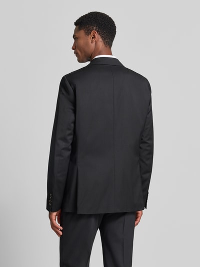 Männermodel trägt schwarzes Slim-Fit 2-Knopf-Sakko mit Pattentaschen Modell 'Move Alesso' von DIGEL aus Schurwoll-Elasthan-Mix, Ganzkörperansicht Rückansicht. Rückenlänge, Schulterbreite und Ärmellänge entsprechend Größe 50.