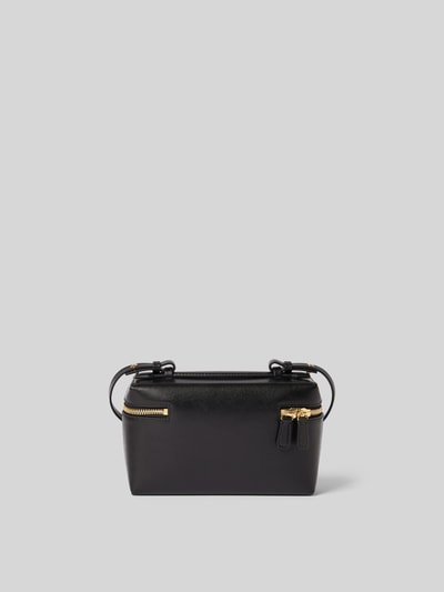 Produktfoto, Crossbody Bag aus echtem Leder von Victoria Beckham, rechteckige Form, schwarzes Glattleder, goldener Rundum-Reißverschluss, Label-Print in metallic, verstellbarer Schulterriemen mit Dornschließe, Hauptfach, Maße 21 x 13 x 7 cm.