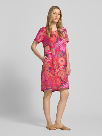 Frauenmodel trägt knielanges Kleid aus Leinen-Mix Modell 'La44ra' von ZABAIONE im Allover-Look mit Rundhalsausschnitt, Ganzkörperansicht von vorne.
