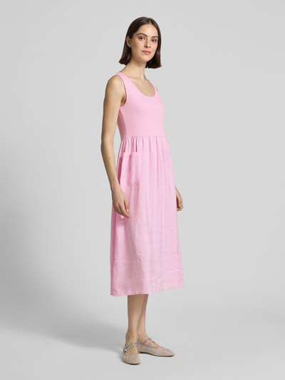 Vrouwenmodel draagt midi-jurk uit modalmix met opgestikte zakken van Rich & Royal, A-lijn, 2-in-1-look, roze, Ganzkörperansicht van voren.