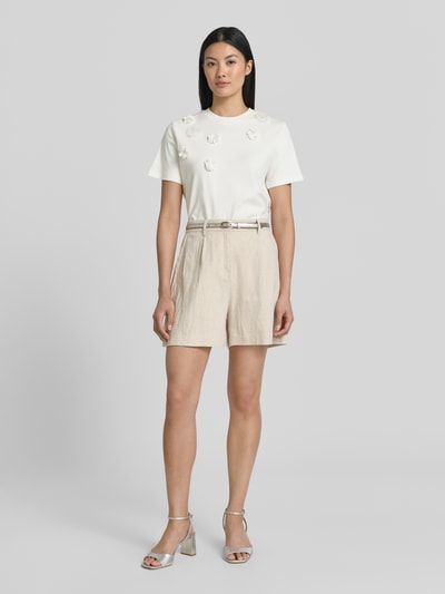 Frauenmodel trägt T-Shirt mit floralen Applikationen von Christian Berg Woman, Reine Baumwolle, Gerader-Schnitt, Rundhalsausschnitt, 1/2-Arm, cremeweiß, Ganzkörperansicht von vorne.