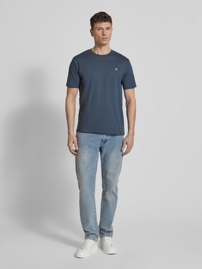 Męski model nosi Regular Fit T-Shirt aus reiner Baumwolle von Marc O'Polo, jednolity kolor, krótkie rękawy, logo, okrągły dekolt, bawełna, pełny widok z przodu.