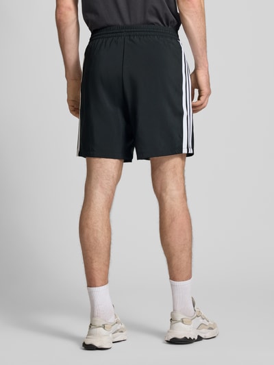 Männermodel trägt Regular Fit Sport-Shorts Modell '3S CHELSEA' von adidas Sportswear, Optik: Unifarben, Rückansicht, Nahaufnahme Oberkörper.