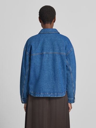 Vrouwenmodel draagt Oversized Langarmshirt uit katoenmix model 'JAMIE' van VERO MODA, blauw, rechte vormen, Ganzkörperaanzicht achterkant.