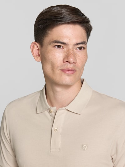 Męskimodel nosi Slim Fit Poloshirt mit Stitching von Jack & Jones Premium z bawełny, krój slim fit, haft, listwa guzikowa, zbliżenie na górną część ciała. Długość tyłu w rozmiarze M: 70 cm.