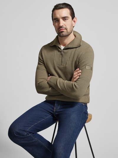 Männermodel trägt Regular Fit Troyer aus reiner Baumwolle von Marc O'Polo, Optik: Unifarben, Rippstrick, Label-Patch, Ganzkörperansicht von vorne.