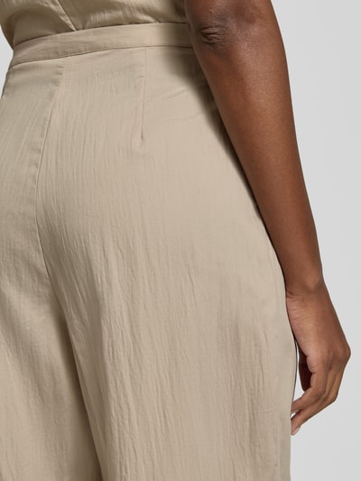 Frauenmodel trägt Chino mit Knopfverschluss und Drapierungen von Jake*s Collection aus beigefarbenem Baumwoll-Mix, Detailaufnahme Rückansicht.