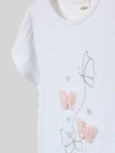 Mädchen trägt Regular Fit T-Shirt aus reiner Baumwolle von s.Oliver RED LABEL, weiß mit Schmetterling-Stitching, Kurzarm, Nahaufnahme Oberkörper.