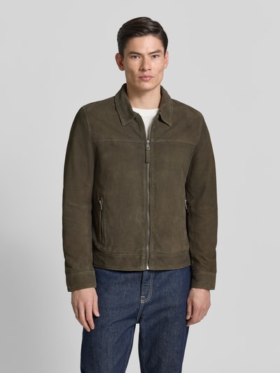 Männermodel trägt Lederjacke aus Schafsnubuk mit Reißverschluss Modell 'TRIVEN' von MAURITIUS in Regular-Fit, Ganzkörperansicht von vorne.