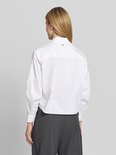 Modelka nosi Regular Fit Bluse aus Baumwolle mit Ballonärmeln od ARMANI EXCHANGE, biała bluzka z bawełny, kołnierzyk koszulowy, listwa guzikowa, bufiaste rękawy, długość tyłu w rozmiarze S: 57 cm, długość rękawów w rozmiarze S: 57 cm, widok całej sylwetki z tyłu.