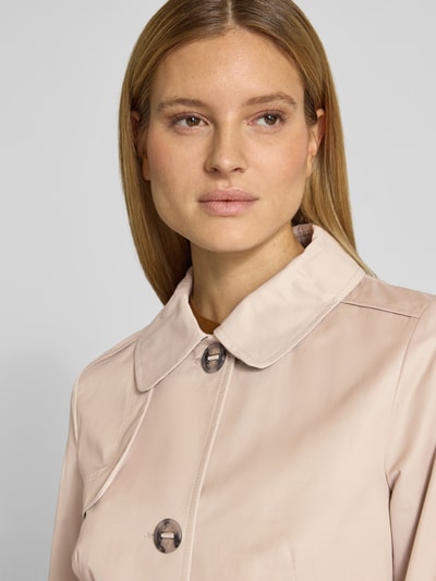 Frauenmodel trägt Jacke mit Umlegekragen und Eingrifftaschen von Gil Bret in Beige, Baumwoll-Mix, Nahaufnahme Oberkörper.