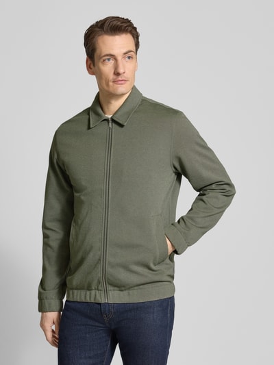 Männermodel trägt Jacke mit Umlegekragen und Reißverschluss von Lindbergh in Olivgrün, Material-Mix mit Viskose, Regular Fit, Ganzkörperansicht von vorne.
