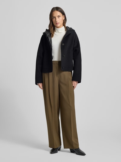 Vrouwenmodel draagt Jacke mit Kapuze van Marc Cain in zwart, puur katoen, regular fit, capuchon, steekzakken, ritssluiting, Ganzkörperaanzicht van voren.