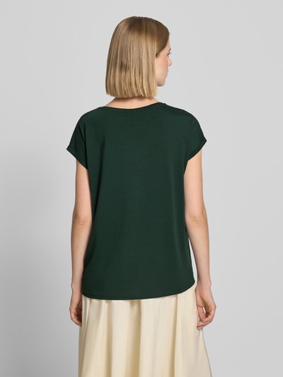 Frauenmodel trägt Regular Fit T-Shirt aus Lyocell-Mix Modell 'AVA' von VERO MODA in Dunkelgrün, glatte Textur, Ganzkörperansicht Rückansicht.