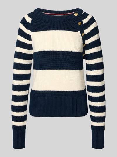 Produktfoto, Regular Fit Strickpullover aus reiner Baumwolle von Tommy Hilfiger, Optik: Allover-Muster, gestreift in Dunkelblau und Weiß, Zierknöpfe, Logo-Applikation aus Metall, Crew Neck, langarm, Raglanärmel, Ärmel- und Rumpfabschluss gerippt, Materialverarbeitung: Strick.