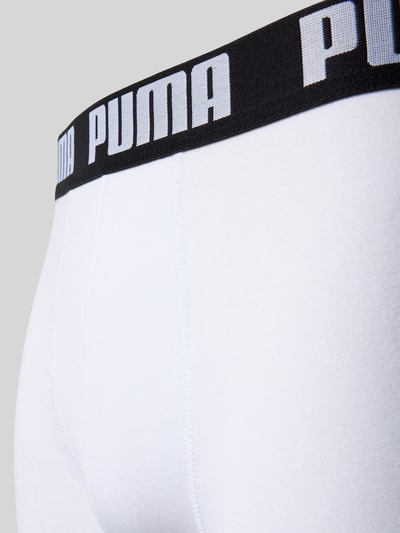 Männermodel trägt weißen Trunk aus Baumwoll-Mix im 6er-Pack Modell 'Everyday' von PUMA mit schwarzem Bund, Nahaufnahme Oberkörper, Herren Pant & Trunk von PUMA.