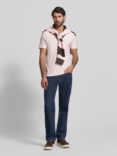 Männermodel trägt T-Shirt mit geripptem Rundhalsausschnitt von MCNEAL in Regular-Fit, Herren T-Shirt, Rückenlänge 65 cm, Ganzkörperansicht von vorne.