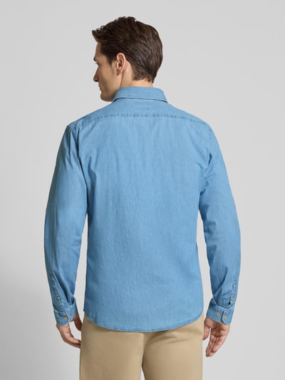 Männermodel trägt Relaxed Fit Freizeithemd aus Baumwoll-Mix von Lindbergh in Hellblau mit Knopfleiste und Kentkragen, Ganzkörperansicht Rückansicht.