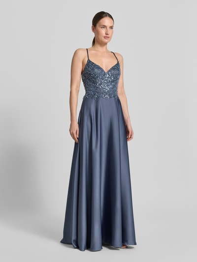 Modelka kobieca nosi Maxikleid aus Satin mit Pailletten od Laona, satynowy materiał, A-linia, dekolt V, cekiny, długość tyłu w rozmiarze 36: 156 cm, szerokość w rozmiarze 36: 40 cm, widok całej sylwetki z przodu