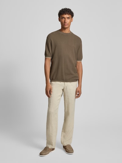 Männermodel trägt Strickshirt mit Strukturmuster und Rundhalsausschnitt von Emporio Armani in Reine Baumwolle, Regular-Fit, Ganzkörperansicht von vorne, Rückenlänge bei Größe M: 65 cm.