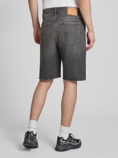 Männermodel trägt Baggy Fit Jeansshorts mit Eingrifftaschen Modell 'ALEX' von Jack & Jones, Reine Baumwolle, Rückansicht Ganzkörperansicht. Bundweite 42 cm, Innenbeinlänge 26 cm.