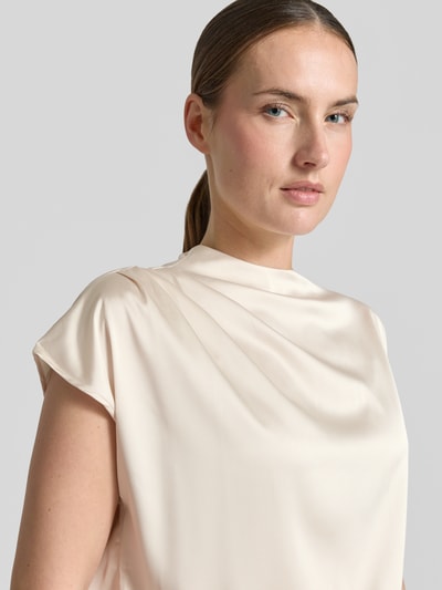 Vrouwenmodel draagt Blusenshirt met ronde hals en kapmouwen van Zero, materiaalmix met stretch, recht model, ruglengte maat 36: 56 cm, detailopname bovenlichaam.