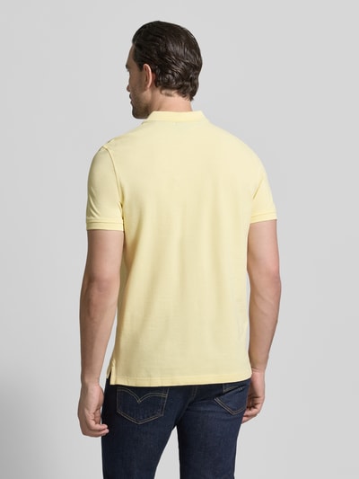 Männermodel trägt lichtgeel Slim Fit Poloshirt mit gestikt logo, polokraag, puur katoen, Slim fit, ruglengte maat M 70 cm, van MCNEAL. Ganzkörperansicht Rückansicht