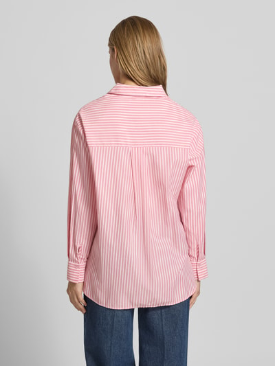Frauenmodel trägt Loose Fit Hemdbluse mit Baumwoll-Anteil Modell 'MELIA' von Pieces, Optik:Allover-Muster, Ganzkörperansicht Rückansicht.