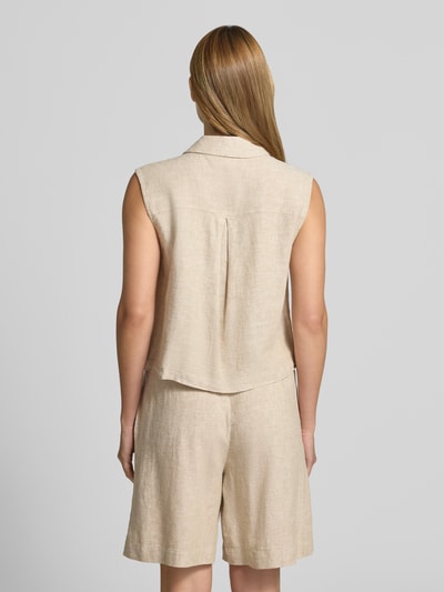 Vrouwenmodel draagt Weste aus Leinen-Mix mit Pattentaschen Modell 'Lava' van FREE/QUENT in lichtbeige, regular fit, reverskraag, knoopsluiting, klepzakken, mix van linnen en viscose, ruglengte maat S 50 cm, schouderbreedte 40 cm, borstwijdte 48 cm, volledige rugaanzicht.