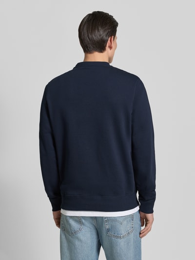 Männermodel trägt Sweatshirt mit Motiv-Stitching von PAUL SMITH aus Reine Baumwolle, Regular-Fit, dunkelblau, Ganzkörperansicht Rückansicht.