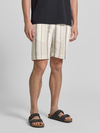 Männermodel trägt Regular Fit Shorts aus reiner Baumwolle Modell 'REGCAL' von SELECTED HOMME, Optik: Unifarben, Nahaufnahme Oberschenkel.