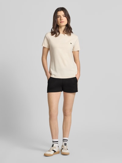 Vrouwenmodel draagt Shorts met Kordelzug en Logo-Print Modell 'BRITNEY' van Guess Activewear, katoenmix, loose fit, elastische tailleband, zijzakken, zwart, voorkant, volledige lichaamsopname.