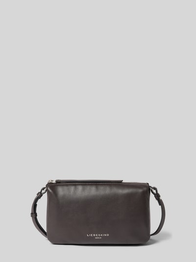 Produktfoto, Crossbody Bag aus echtem Leder Modell 'Nina' von LIEBESKIND BERLIN in Schwarz mit Logo-Detail, geteiltes Hauptfach, Reißverschluss, schmaler Schulterriemen, Breite 24 cm, Länge 15 cm, Tiefe 6 cm, Riemenlänge 120 cm