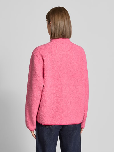 Frauenmodel trägt Teddyjacke mit Stehkragen Modell 'VERA' von JJXX in Rosa, strukturierte Oberfläche, Ganzkörperansicht Rückansicht. Damen Teddyjacke von JJXX, Gerade Passform, Stehkragen, Durchgehende Knopfleiste, Seitliche Eingrifftaschen, Elastische Abschlüsse, Rückenlänge bei Größe S: 60 cm, Schulterbreite bei Größe S: 46 cm, Brustweite bei Größe S: 53 cm, Ärmellänge bei Größe S: 61 cm.